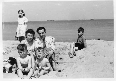 Wessel, Eva und Johannes Bloder mit Horst und Siegfried Wessel